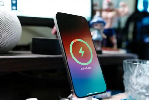 溪湖苹果15换屏服务分享用什么充电器给iPhone15充电更好 